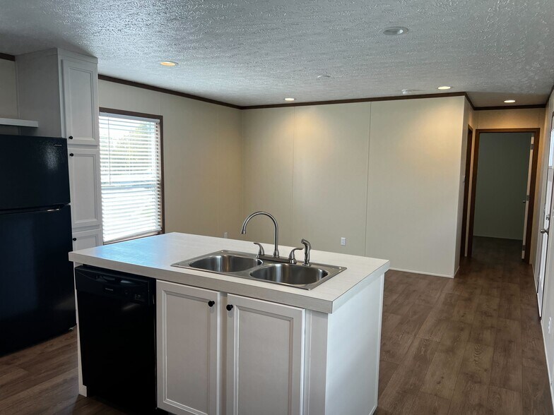 Building Photo - 709 N Collins Fwy