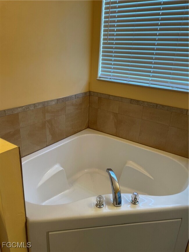 Building Photo - 2533 Deerfield Lake Ct