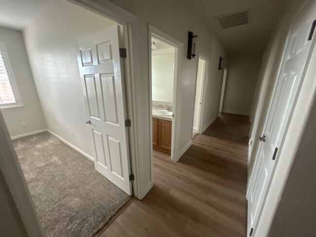 Building Photo - 4 Bedroom 2 Bathroom in SE Visalia with Po...