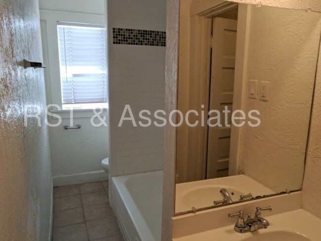 Building Photo - 1435 Alvarado Terrace