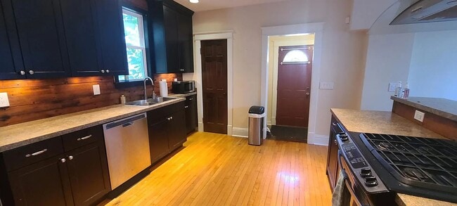 Building Photo - Charming 3 Bedroom