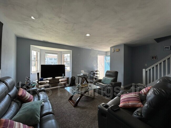 Building Photo - 1652 Fairfax Dr