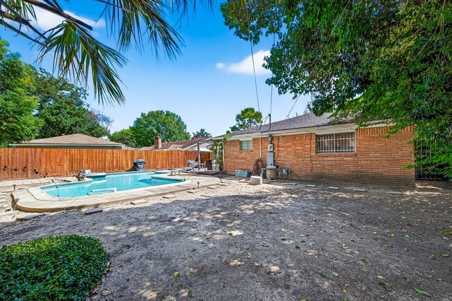 Building Photo - 9402 Meadowcroft Dr