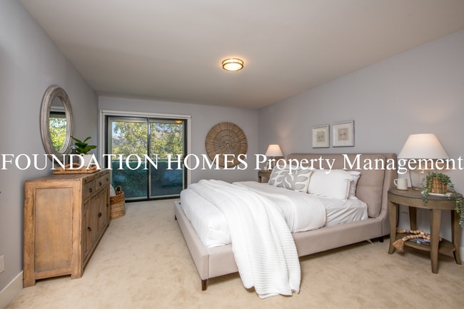 Building Photo - Top Floor 2BD/2BA Waterfront Luxury in Greenwood Cove!  Pool!  Parking!  FOUNDATION