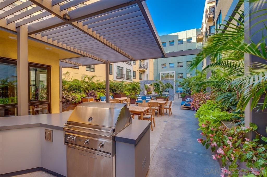 Sitting area - 889 Date St