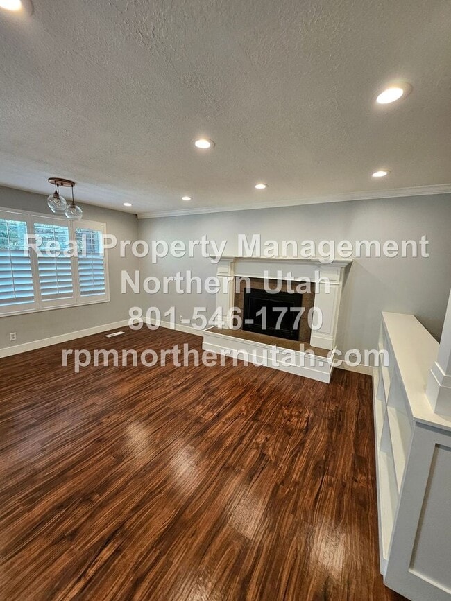 Building Photo - Stunning 5 Bedroom Home in Kaysville Now A...