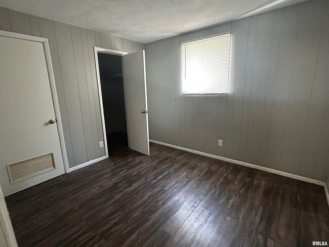 Building Photo - 928 S Stewart St