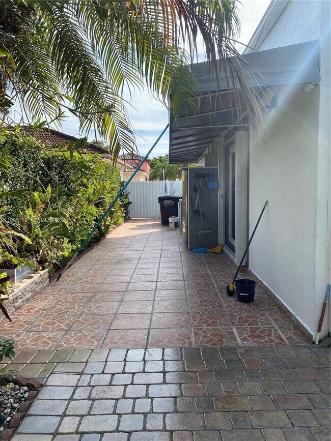 Building Photo - 720 NW 123rd Ave