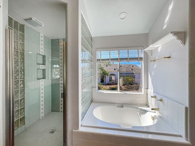 Building Photo - Spacious 4B/3BA Home with Scenic Views and...