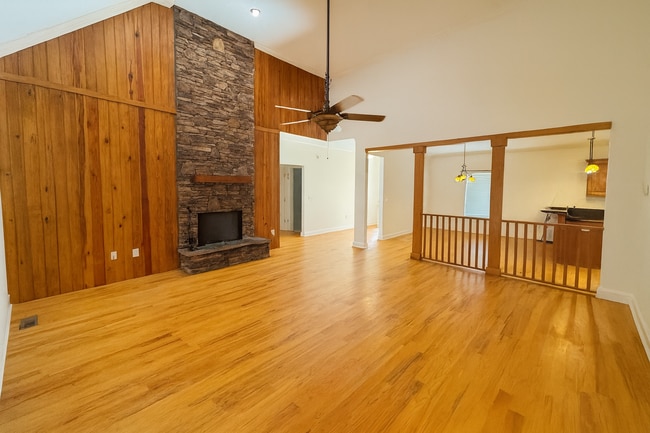 Building Photo - 736 River N Blvd