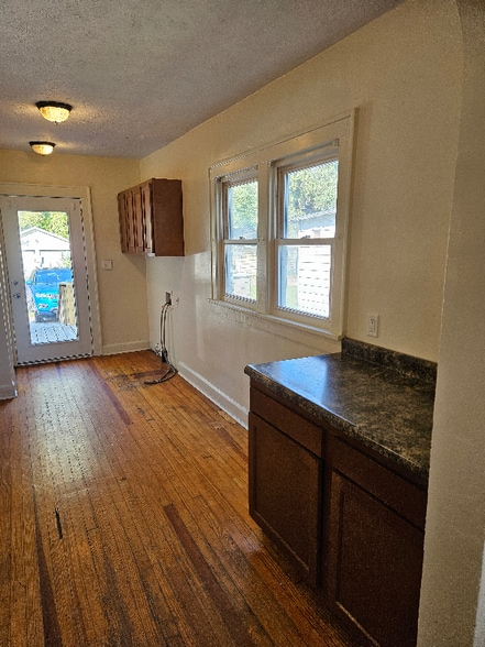 Building Photo - 1008 Muncie