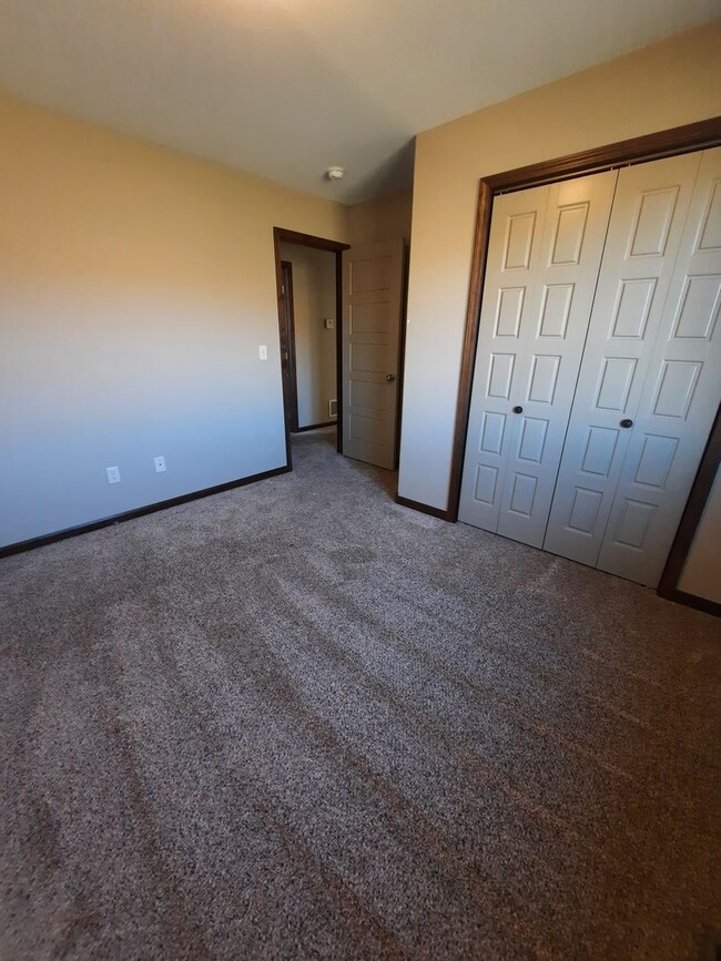 Building Photo - 4 BED | 3 BATH | DOUBLE GARAGE | MALL RIDGE