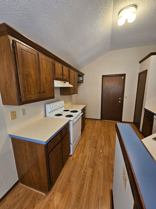 Building Photo - (3) Bed, (2)Bath Avail NOW! Cambridge Addi...