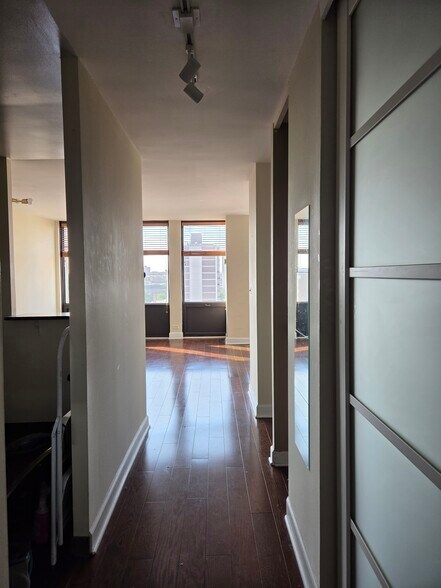 Building Photo - 444 W Fullerton Pky