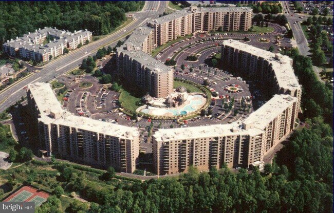 Building Photo - 8340 Greensboro Dr