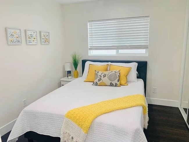 Building Photo - 925 Opal St