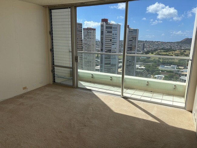 Building Photo - Kapiolani - Ala Wai Skyrise - 1 Bdrm/1 Bat...