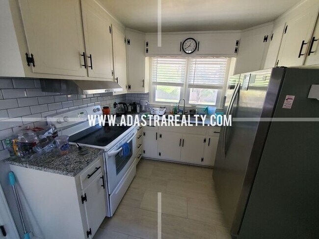 Building Photo - Spacious Overland Park Ranch Home w/Finish...