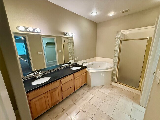 Building Photo - 4214 N Meadow View Dr