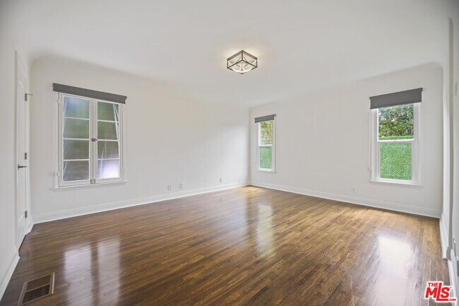 Building Photo - 1146 S Stanley Ave