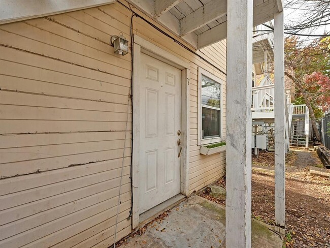 Building Photo - 1110 W 22nd St