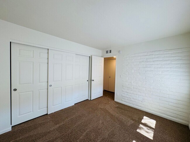 Building Photo - Beautiful Townhome in Great Eastside Location