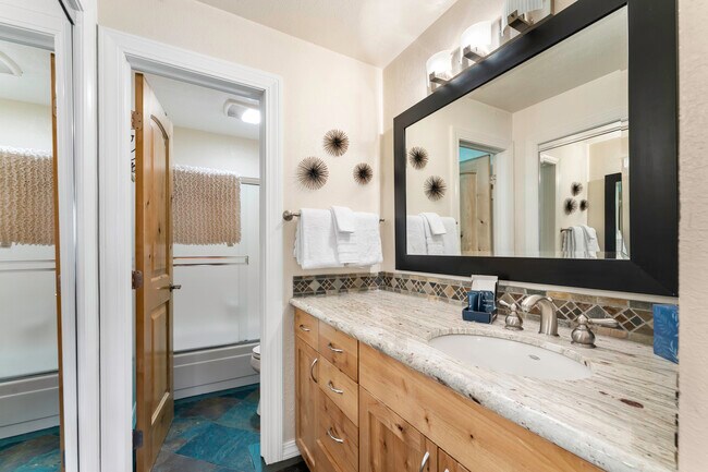 Building Photo - 807 Alder Ave