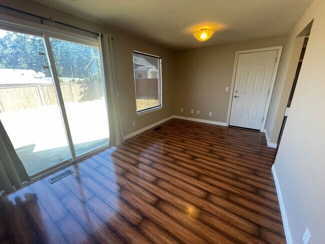 Building Photo - Lovely 3 Bedroom Home Close to Parks and Schools