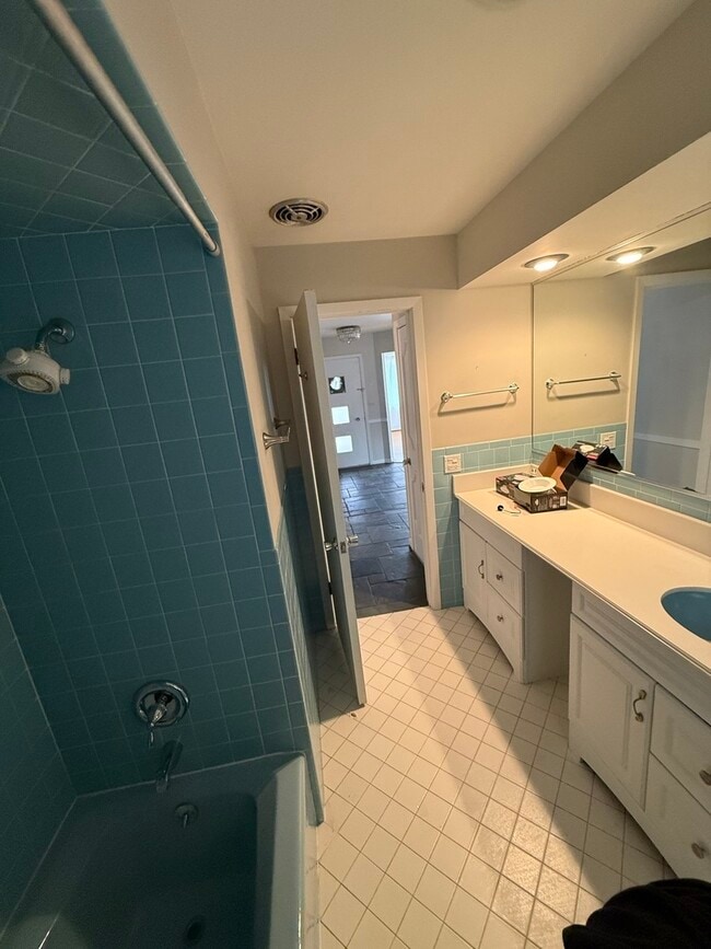 Building Photo - 3336 Overland Pass