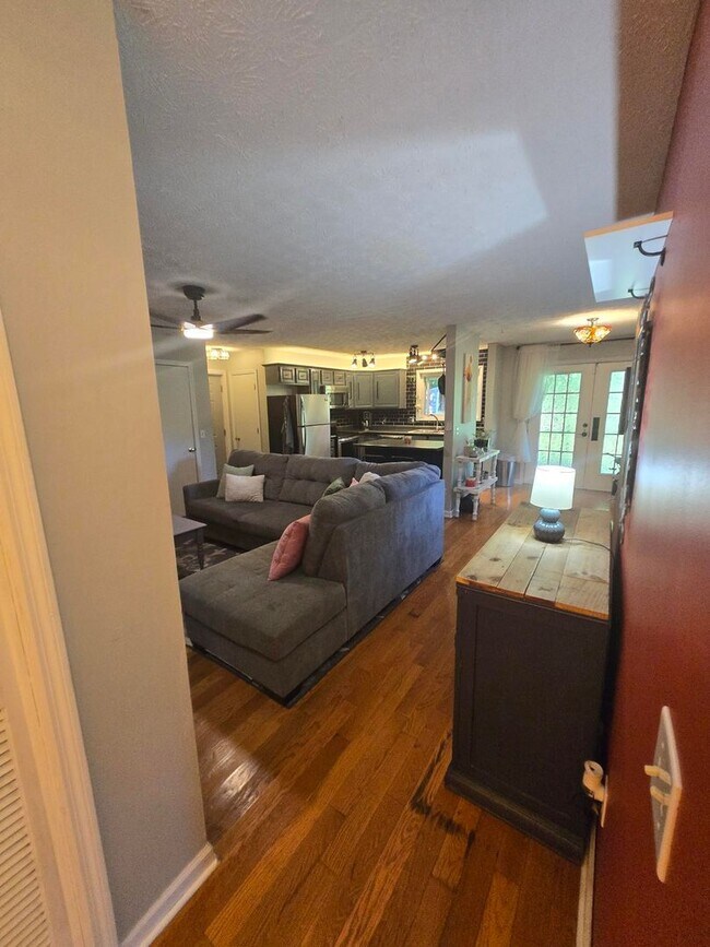 Building Photo - This charming 3-bedroom, 2-bathroom home o...