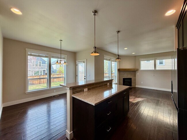 Building Photo - GORGEOUS OPEN LAYOUT HOME IN OLD FARM DISTRICT!