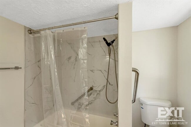 Building Photo - Newly Renovated 2 Bedroom 1 Bath in La Cro...