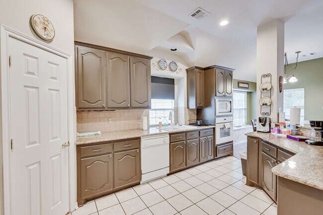 Building Photo - 1705 Fairfax Dr