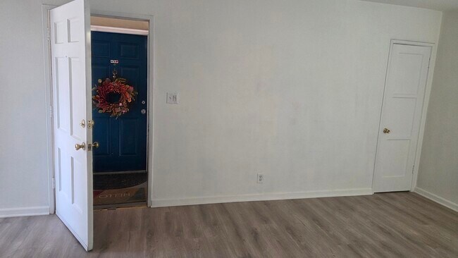 Building Photo - 4135 W Toluca Lake Ave