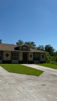 Building Photo - 2 Bedroom + Den in Lehigh Acres