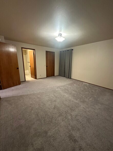 Master bedroom with bathroom and walking closet - 4234 S 252nd Pl