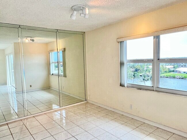Building Photo - 1069 Hillsboro Mile