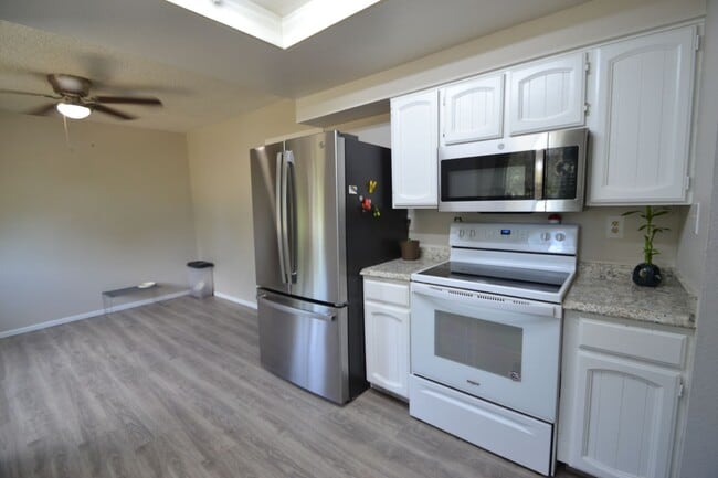 Building Photo - Newly Remodeled 4 Bedroom with AC!