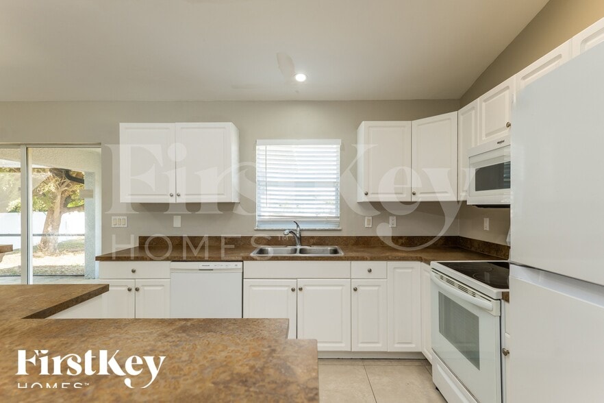 Building Photo - 2031 NE 9th Pl