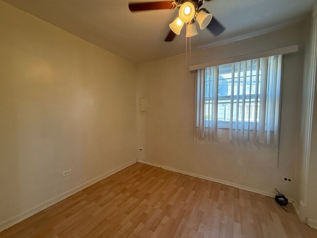 Building Photo - 2 Bedroom Unit available in Highland Park!