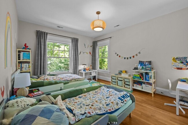 Building Photo - Stunning Historic 4-bedroom home in W Trin...