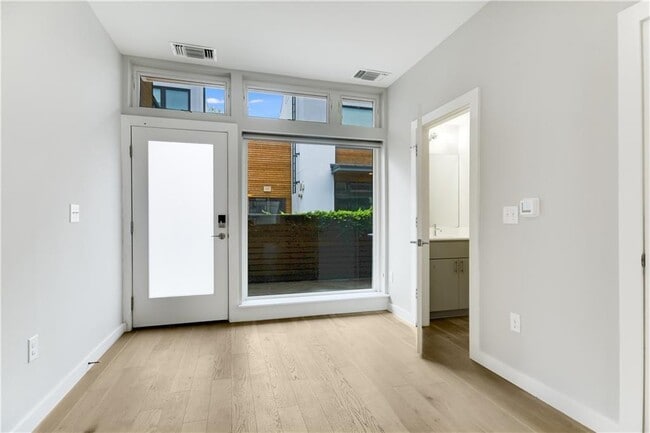 Building Photo - 2002 E 7th St