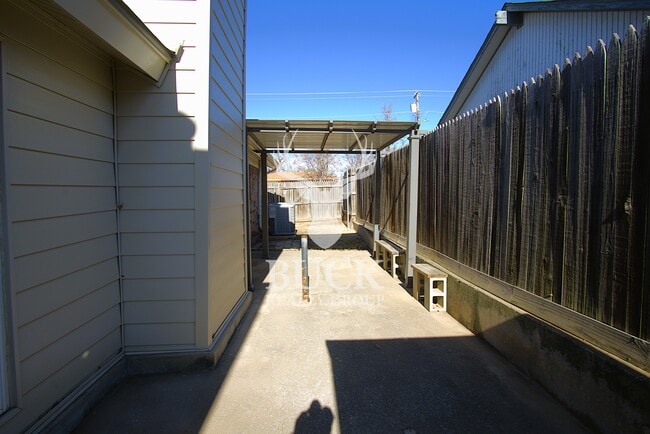 Building Photo - 1630 Kavel Dr