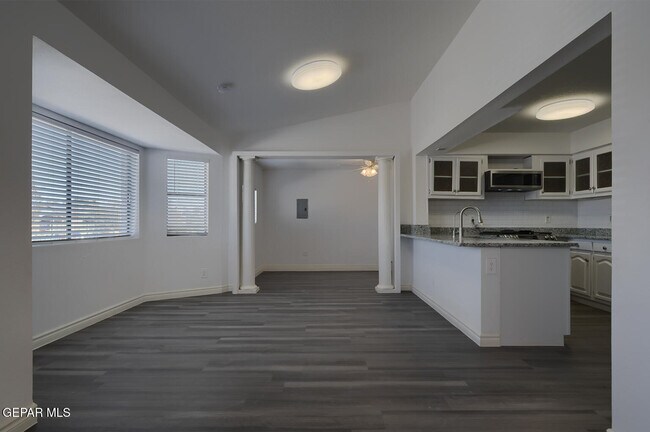 Building Photo - 9709 Vallarta Dr