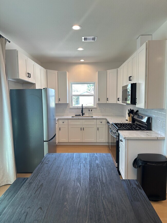 Building Photo - 5774 Heron Dr