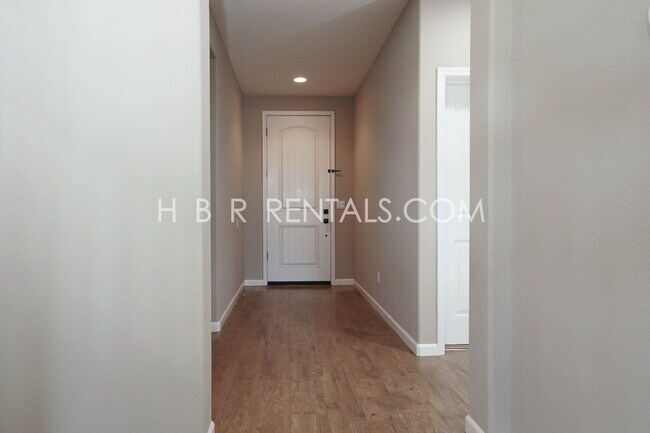 Building Photo - 906 River Bend Dr