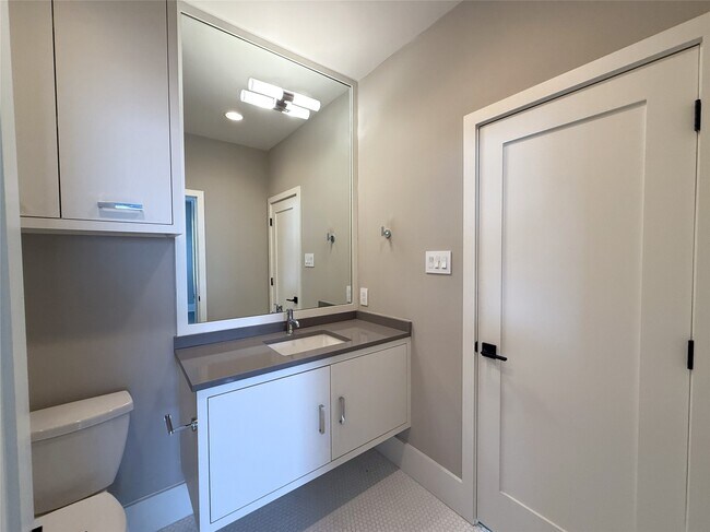 Building Photo - 1015 E 27th St