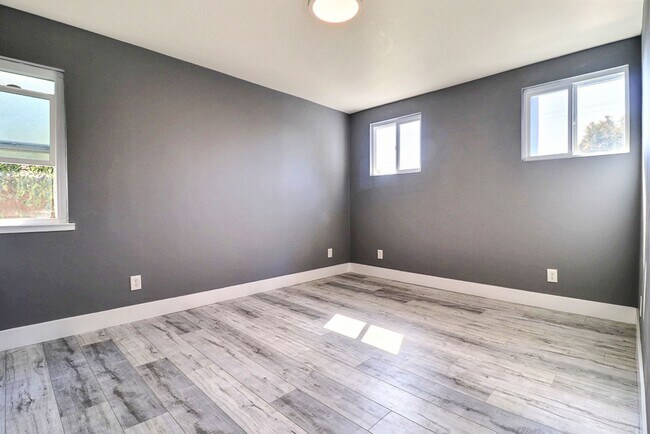 Building Photo - Stunning East Richmond Heights Home!