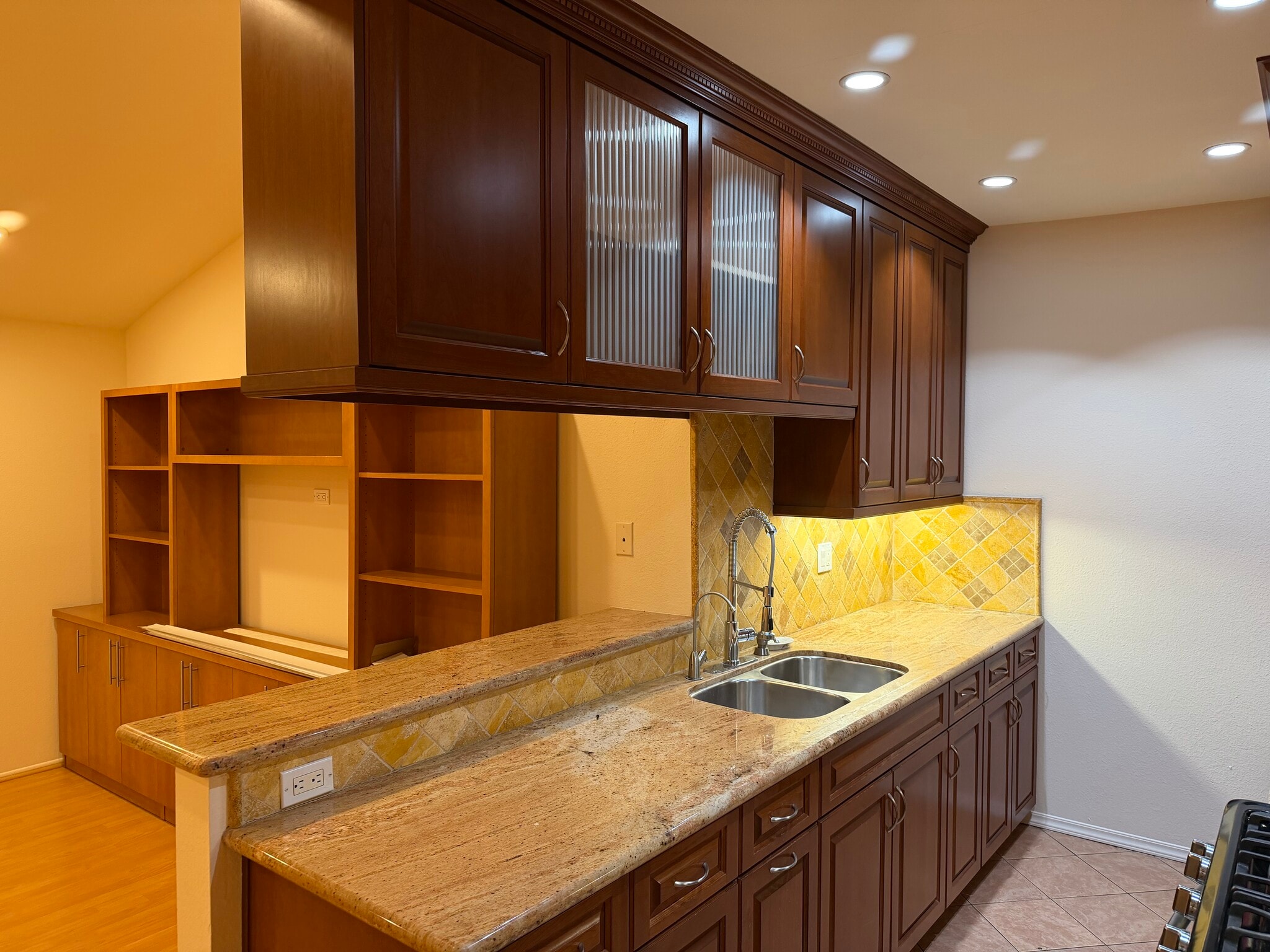 Building Photo - 1523 E Windsor Rd