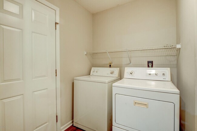 Building Photo - 203 Wagon Wheel Way